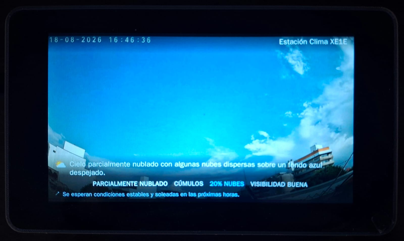El kiosco mostrando la cámara del exterior con el análisis del cielo