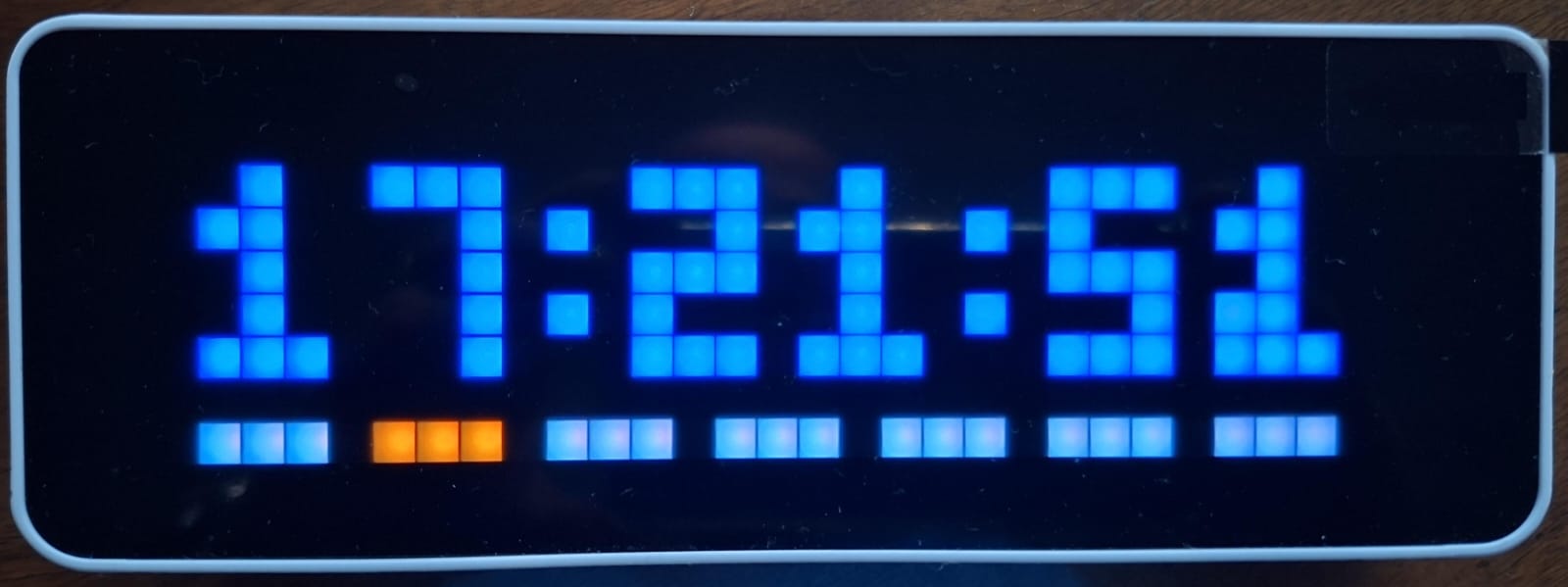 El reloj Ulanzi mostrando la hora